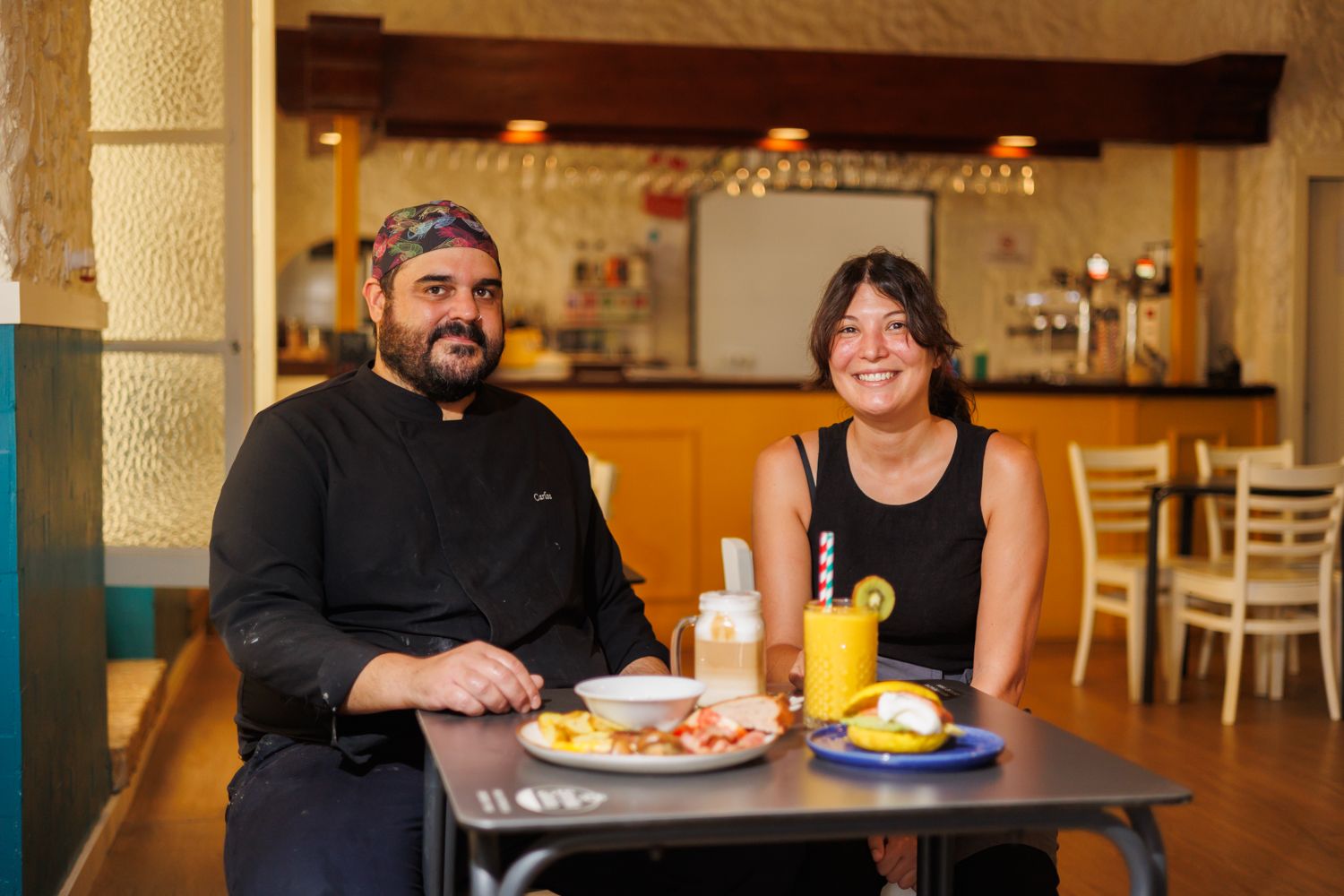 Carlos y Arancha posan para lavozdelsur.es con un 'Desayuno en Londres', mollete con cúrcuma, el batido 'Mango dream' y un capuccino de caramelo.