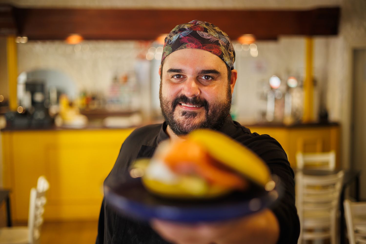 Carlos, con un mollete de cúrcuma con huevo, salmón y aguacate. 