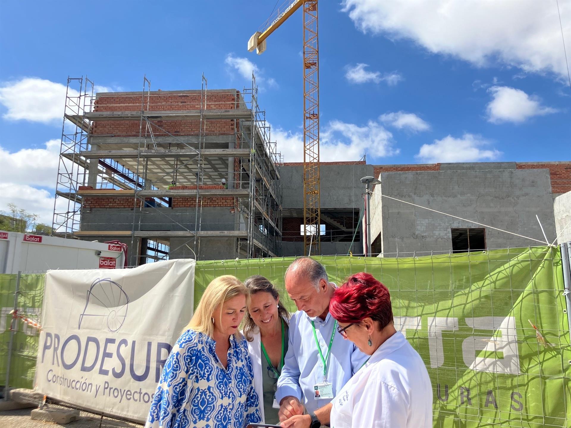 La delegada territorial de Salud y Consumo de la Junta de Andalucía en Cádiz, Eva Pajares, en las obras del nuevo edificio del Hospital de Jerez.