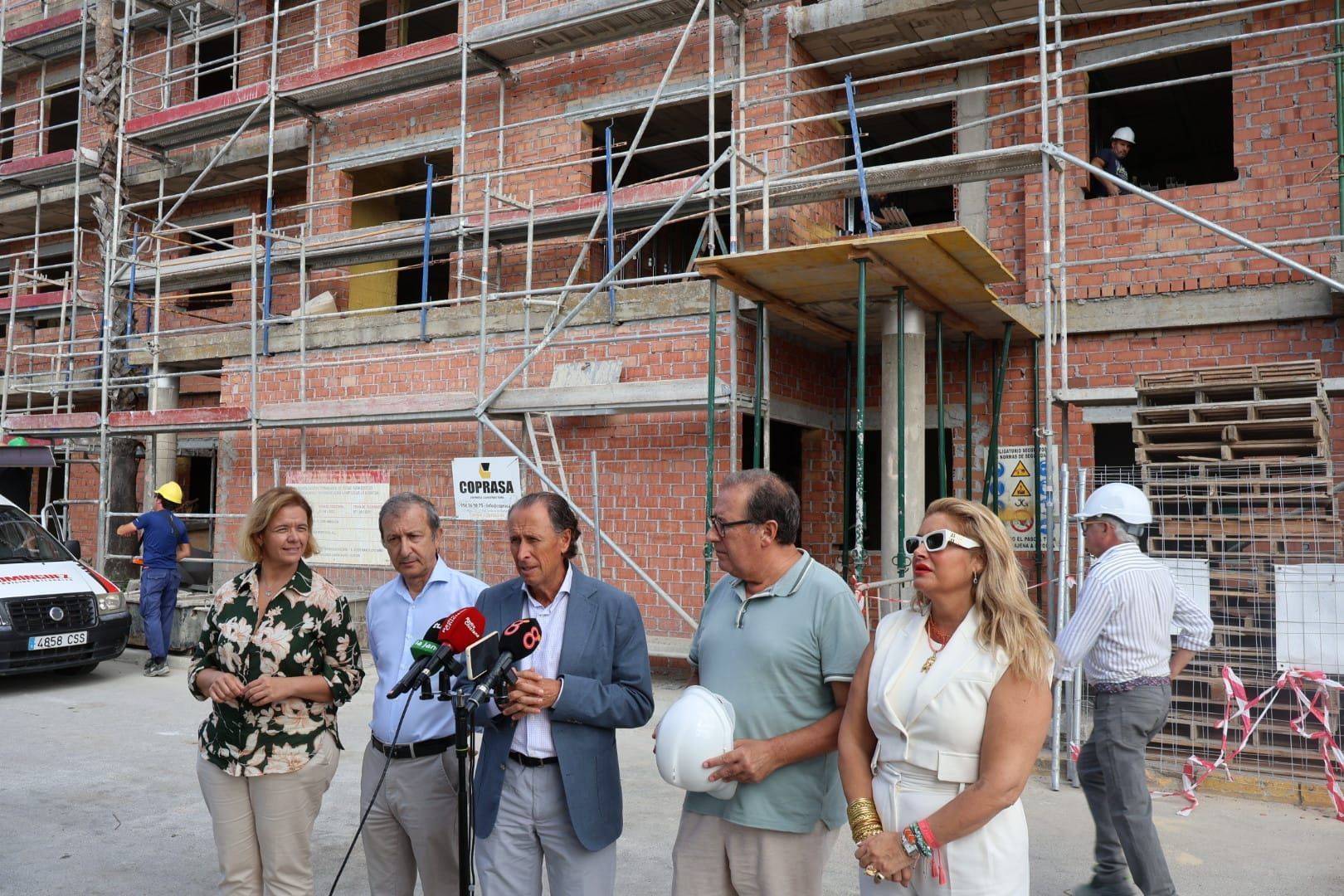 El alcalde en la visita a la edificación en los gallos.