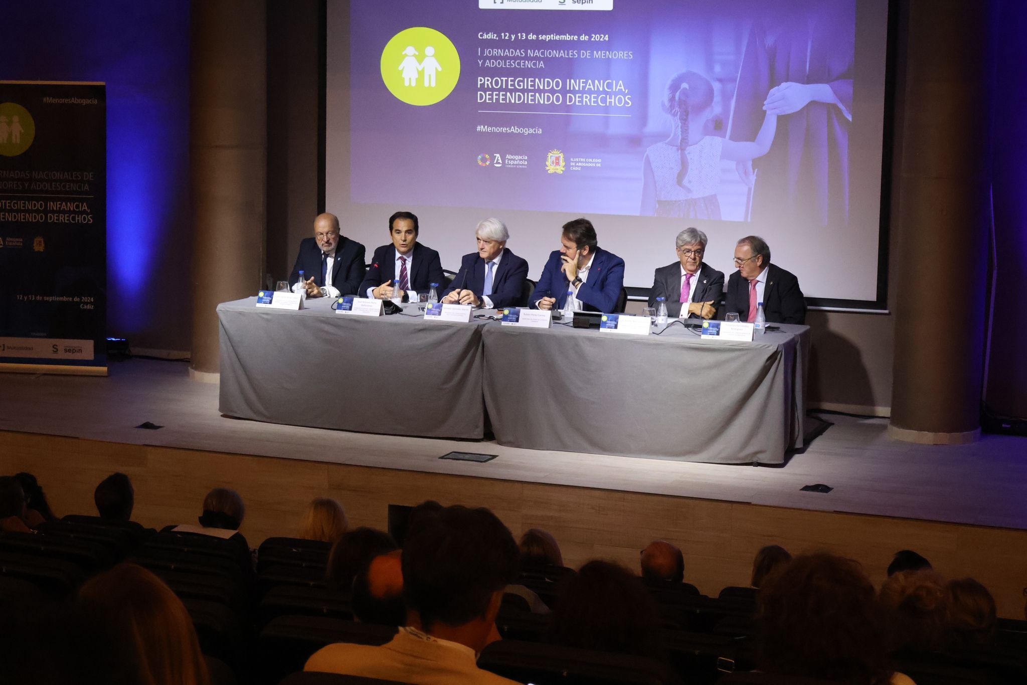 El consejo en una de las mesas de debate de las Jornadas menores en Cádiz.