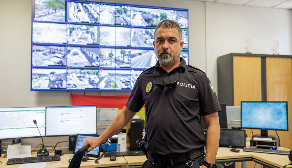 El jefe de la Policía Local en la sala de comunicaciones. 