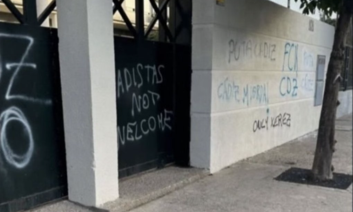 Pintadas contra el Cádiz CF en El Altillo International School. 