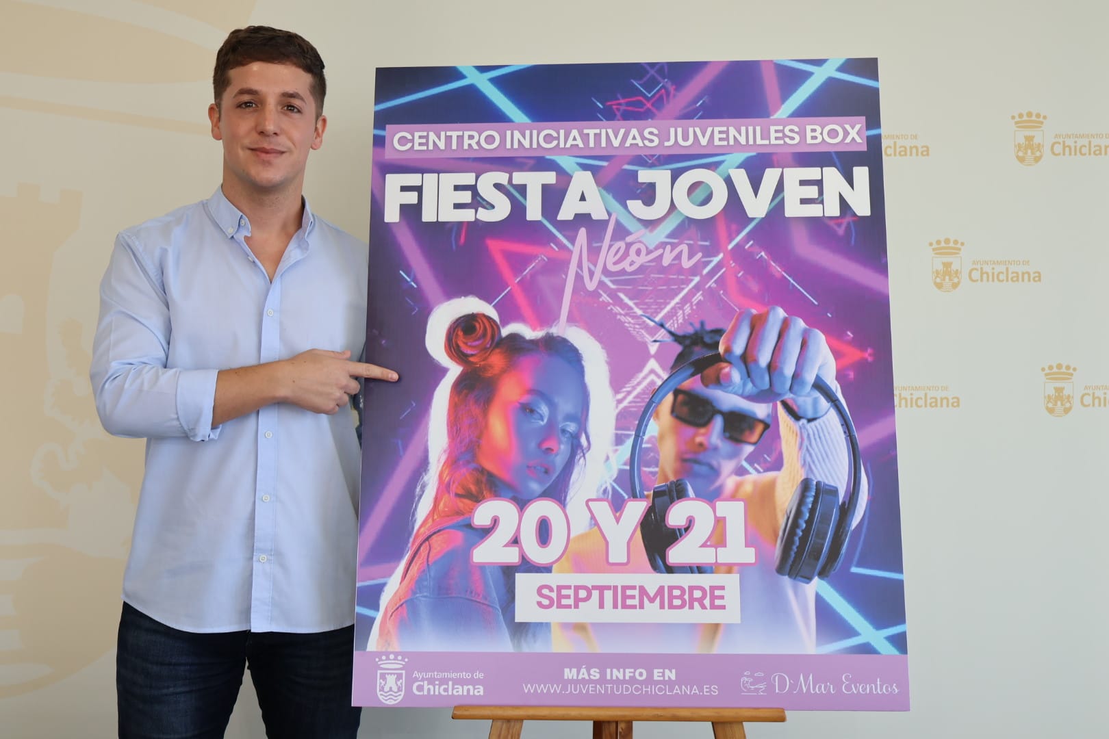 El delegado de Juventud junto al cartel de las fiestas de menores.