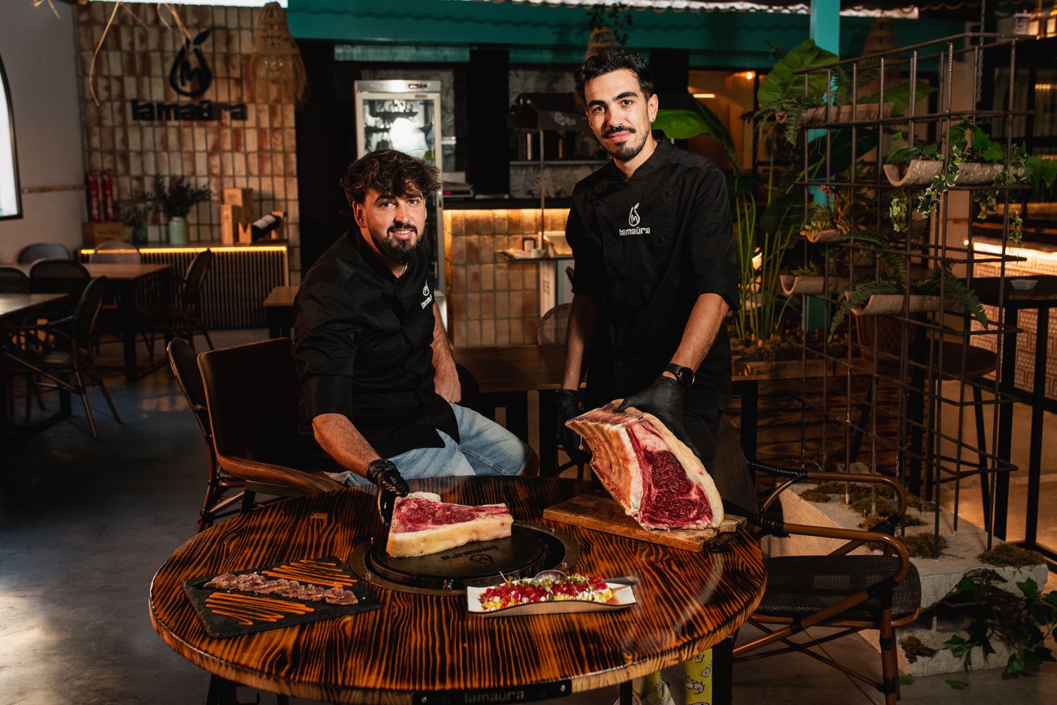 Jesús Sosa y Antonio Romero, de LaMaúra, una neotaberna con sabores de Barbate en plena comarca de Los Alcores.