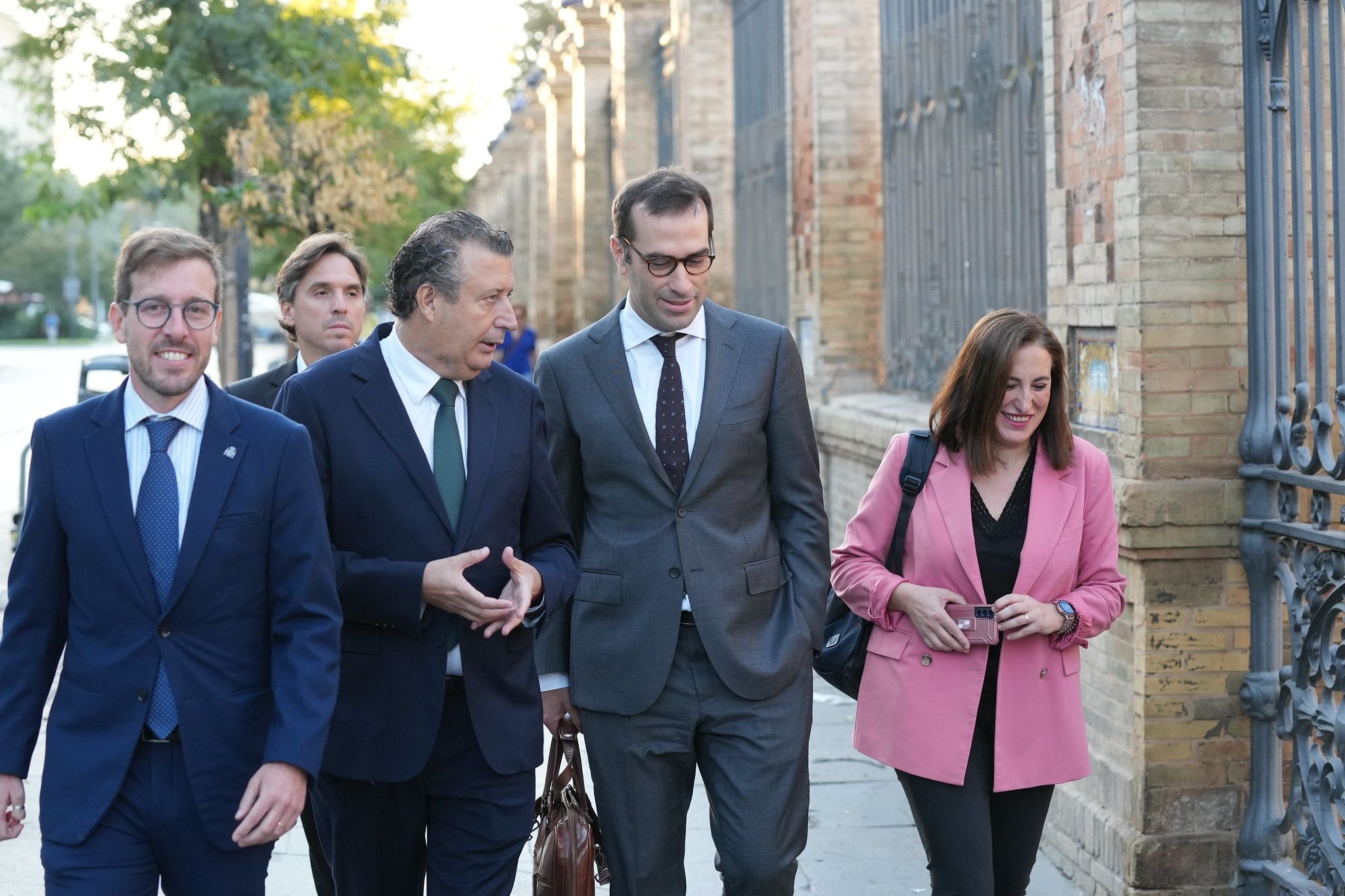 El ministro Carlos Cuerpo, con los socialistas Javier Fernández y Curry Toscano, entre otros, este viernes en Sevilla.