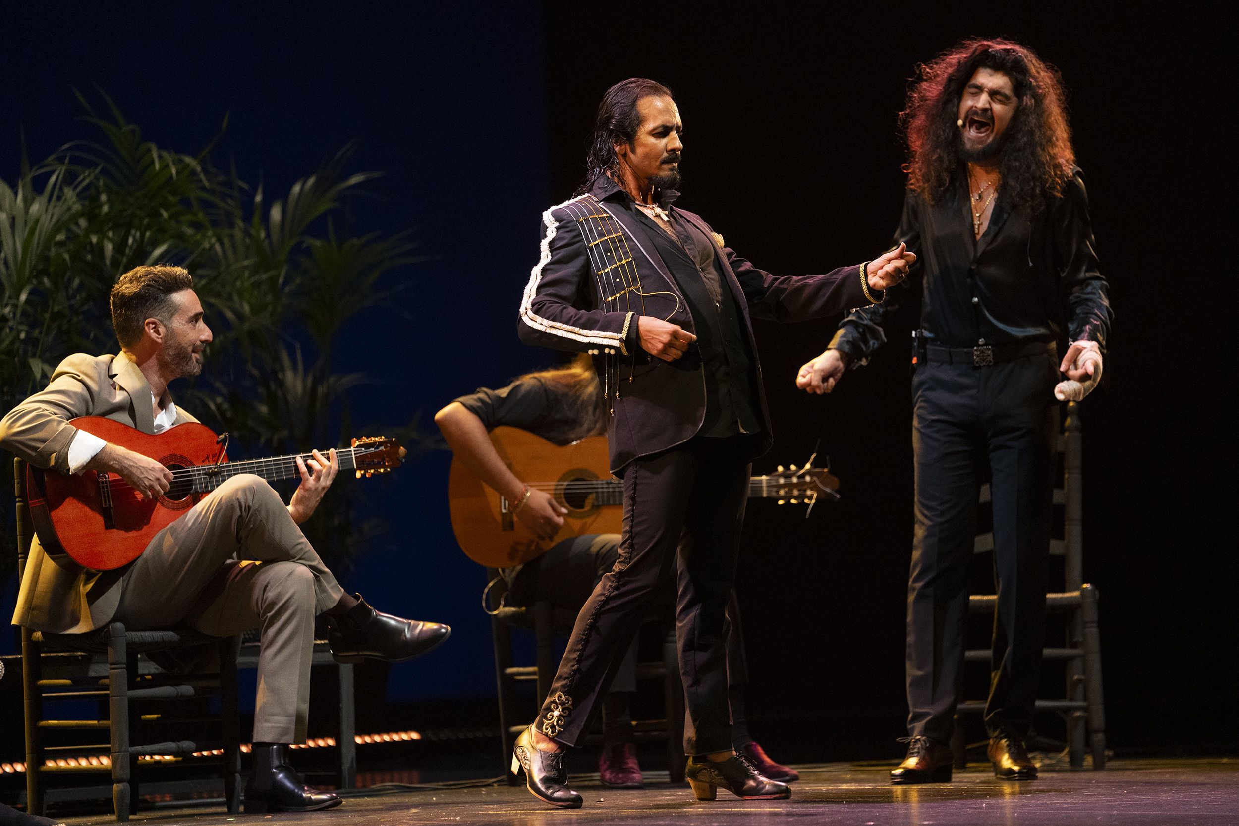 Farruquito bailando al cante de Israel Fernández, en el homenaje a Paco de Lucía en la jornada inaugural de la Bienal de Flamenco de Sevilla.