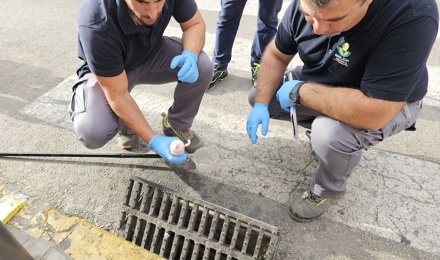 Técnicos, actuando en imbornales contra el virus del Nilo