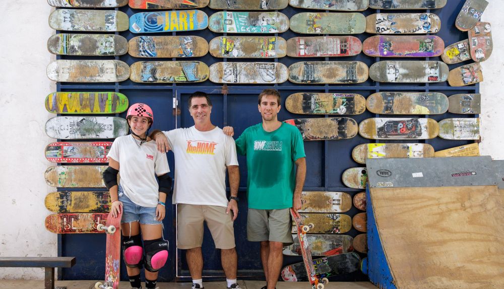 Borja Benjumeda, junto a Daniela y Pablo, en la nave.