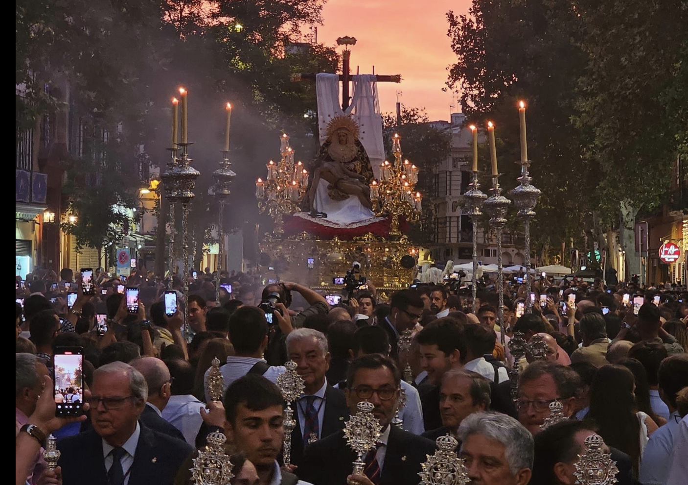 La Piedad en una imagen de su traslado desde la calle Adriano a la Catedral. 