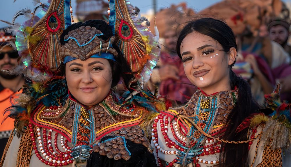 Raíces Fenicias  Celebrando la Historia de Cádiz Detalle del maquillaje y el vestuario de dos de las participantes en el cortejo de apertura