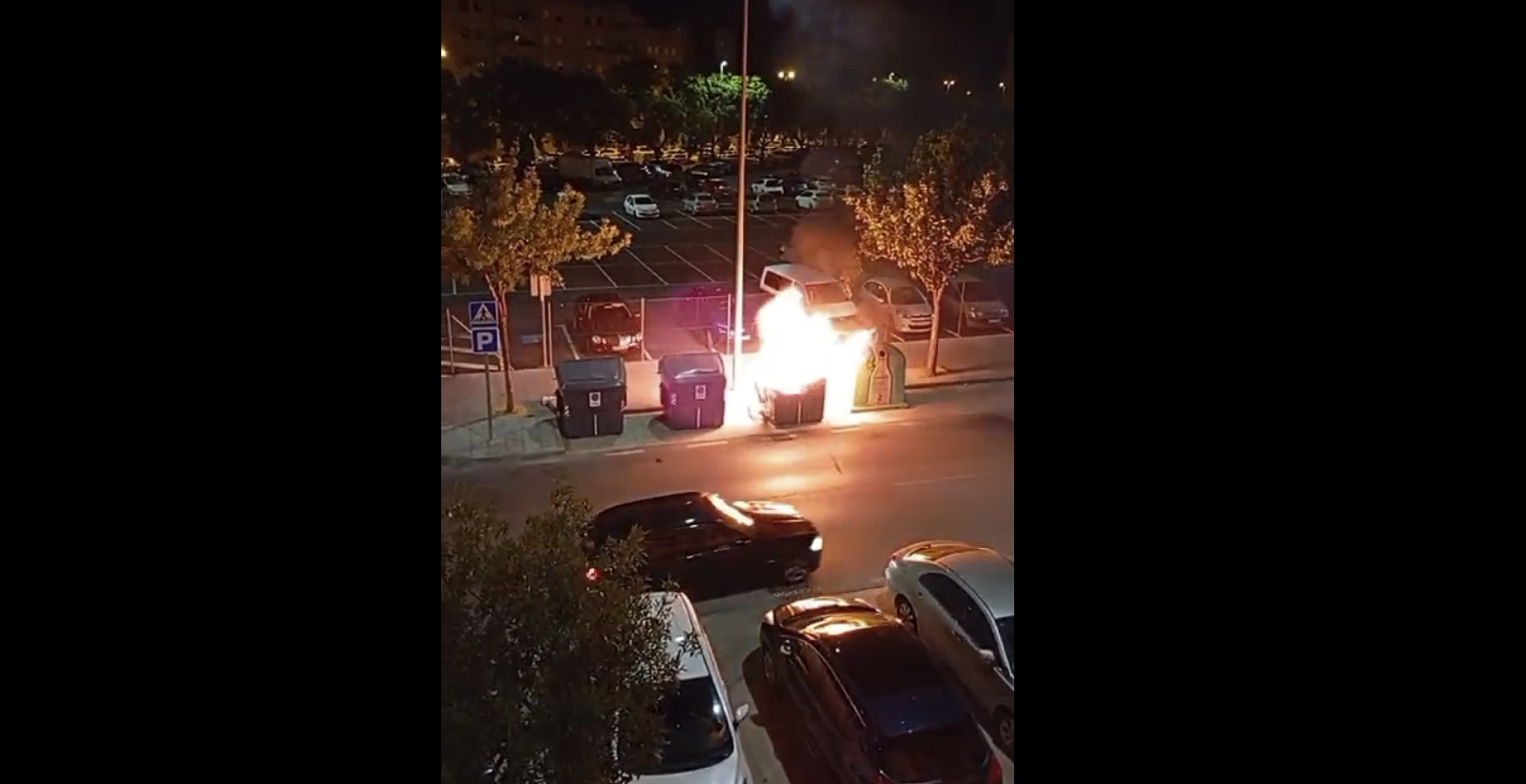 El contenedor, en llamas la pasada noche en Jerez.