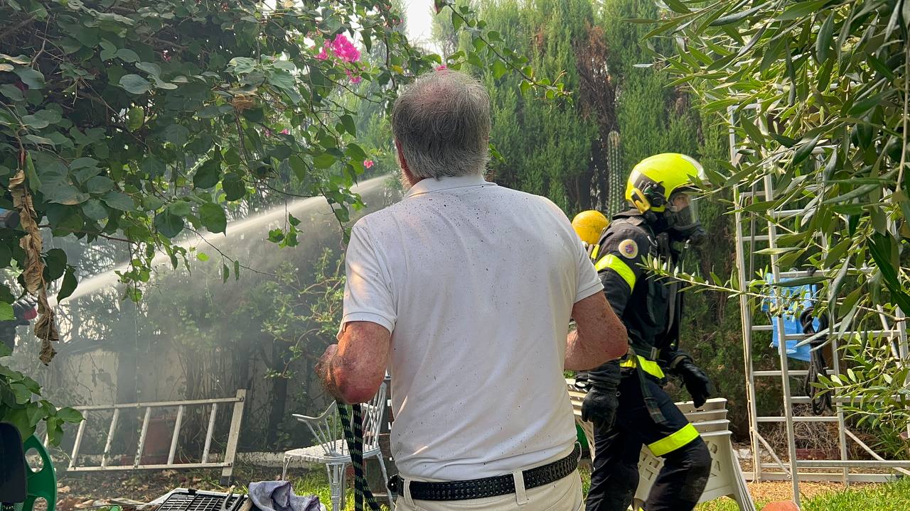 Un bombero, en la vivienda de Montealto tras el incendio.