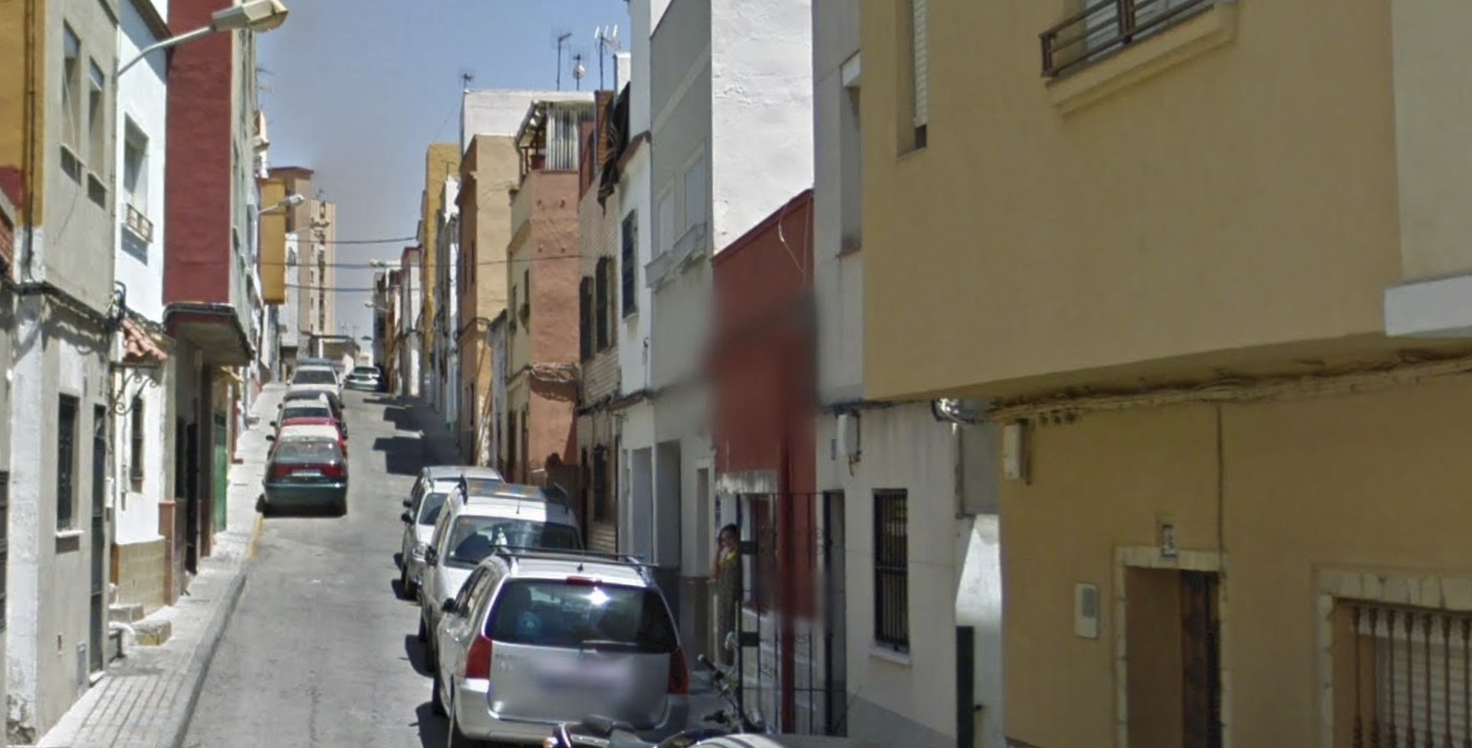 La calle Valladolid, en Tarifa, donde ha tenido lugar el incendio que ha afectado a tres menores.