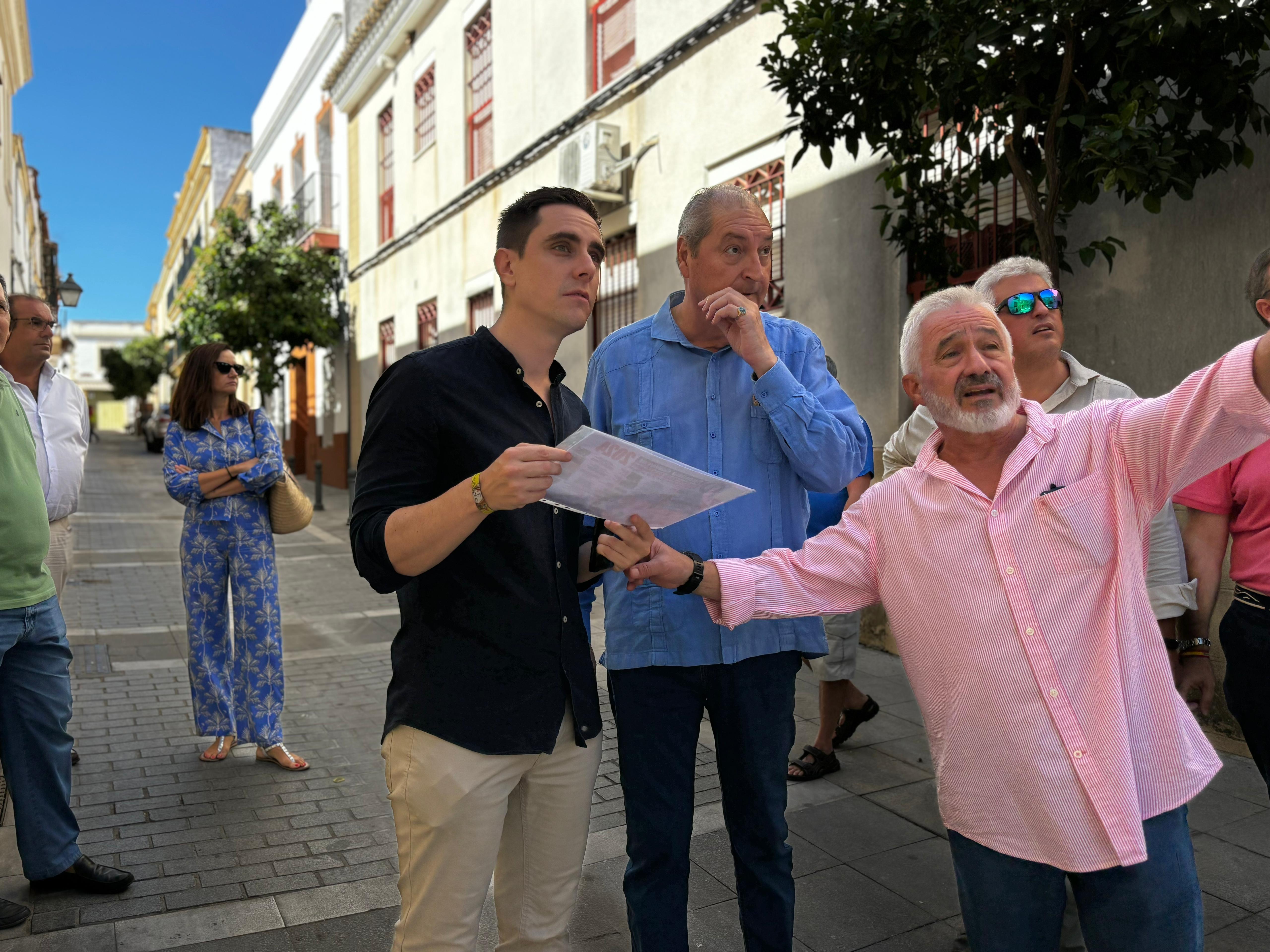 El delegado municipal de Jerez Jaime Espinar, con vecinos del barrio de San Miguel.