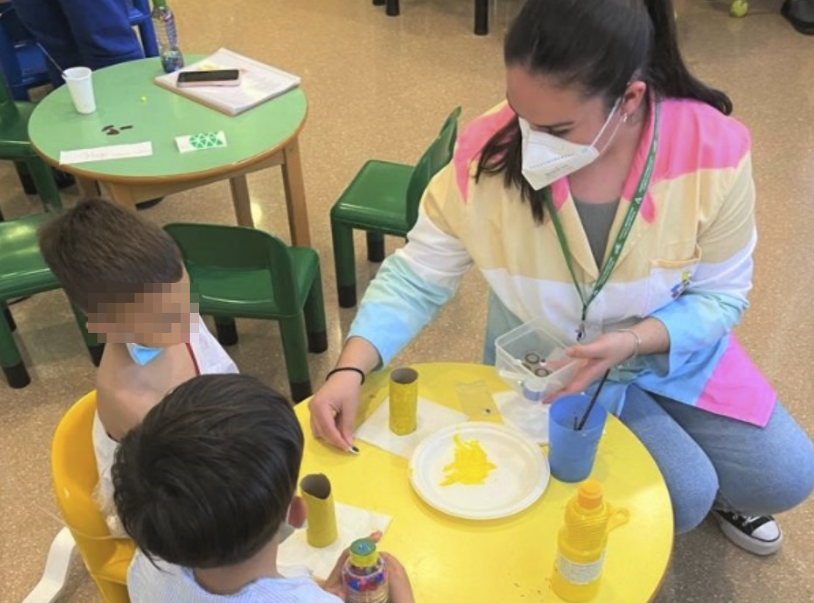 El aula hospitalaria del San Cecilo de Granada, donde ya ha comenzado el curso escolar, en una imagen difundida por la Junta.