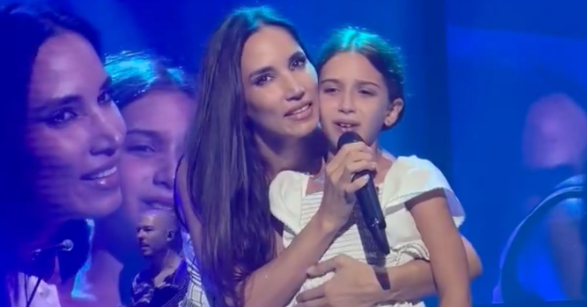 India Martínez, cantando junto a una joven fan.