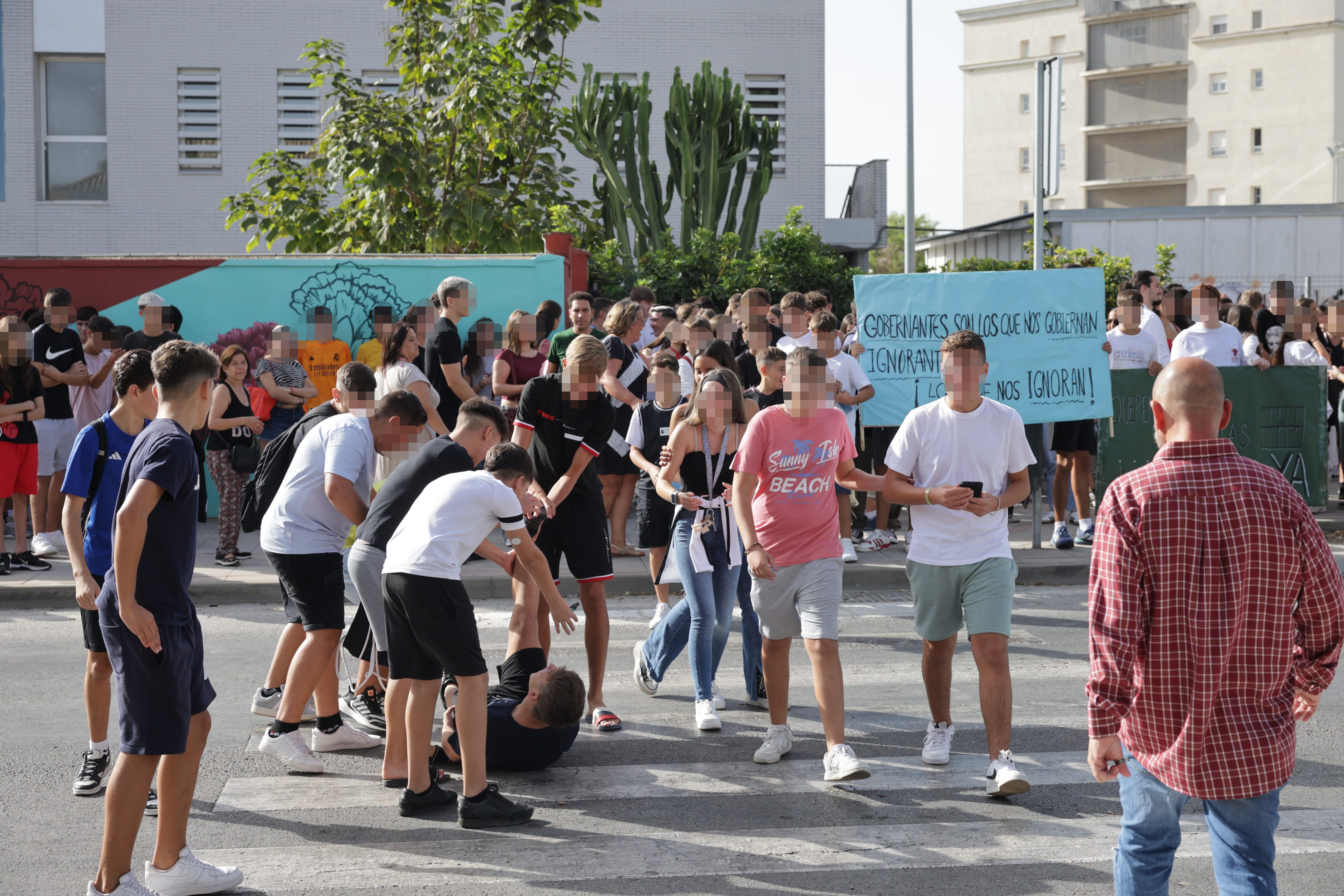 Alumnos en este concurrido enclave, cortando un paso de peatones por la protesta.