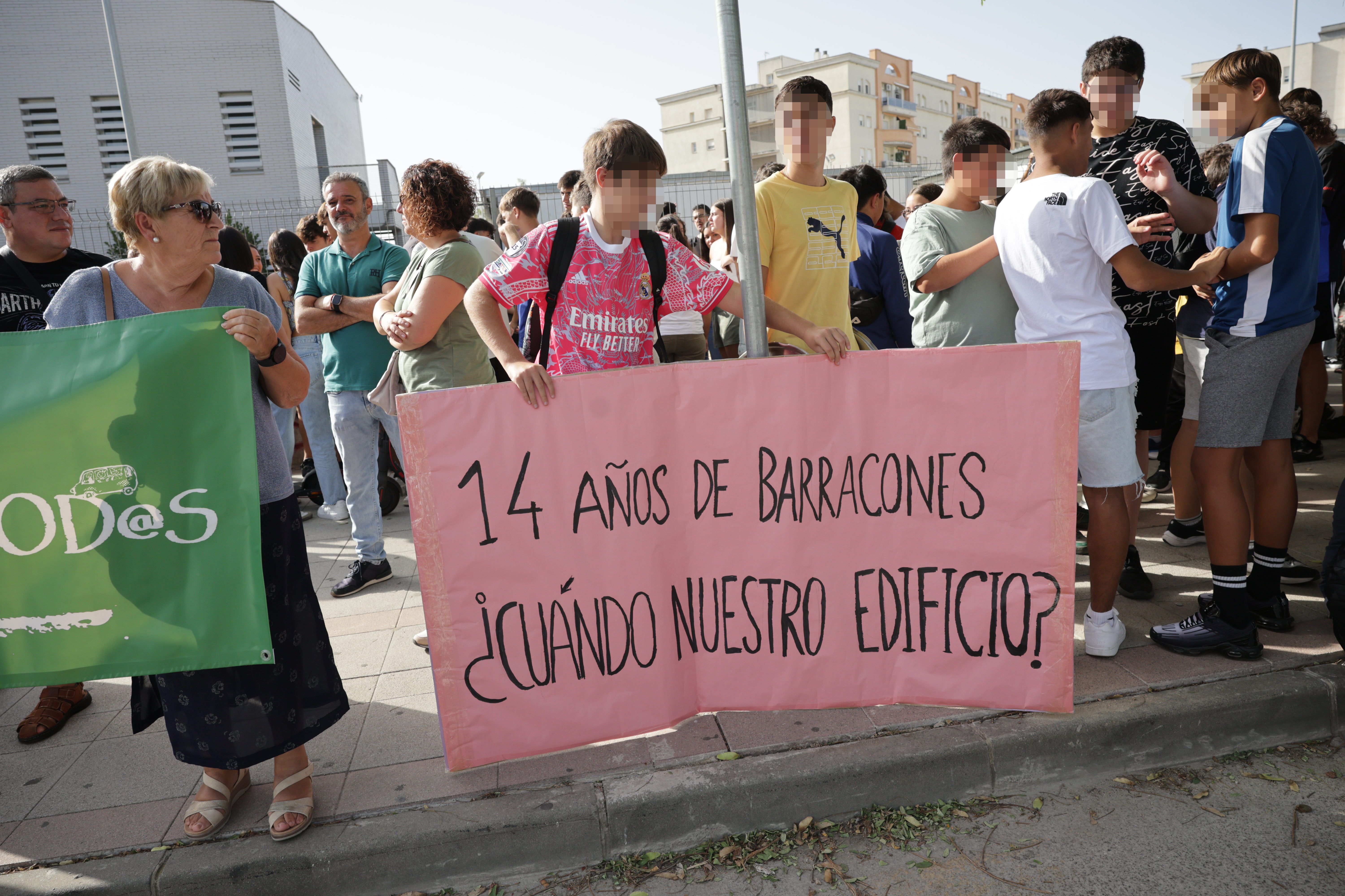 Un alumno con un cartel de protesta.