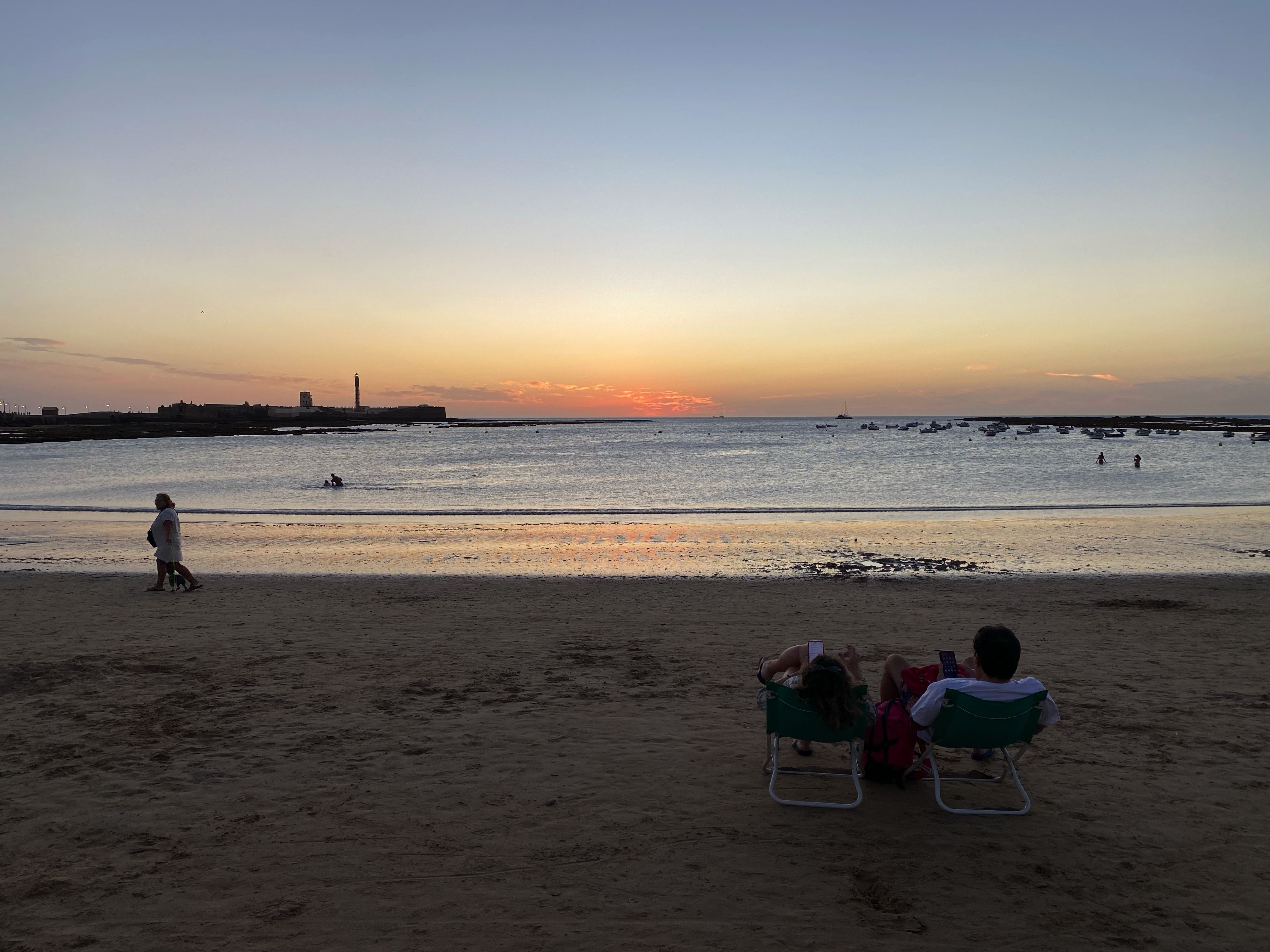 La Caleta, Cadi, vista por la pantallita de un móvil. PabloMtnezCalleja, 2024