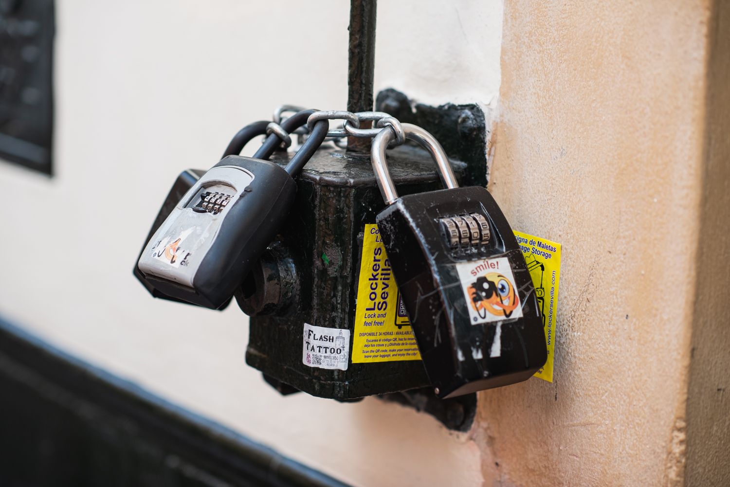 Candados de pisos turísticos en Sevilla. El Gobierno regula los alquileres de corta duración.