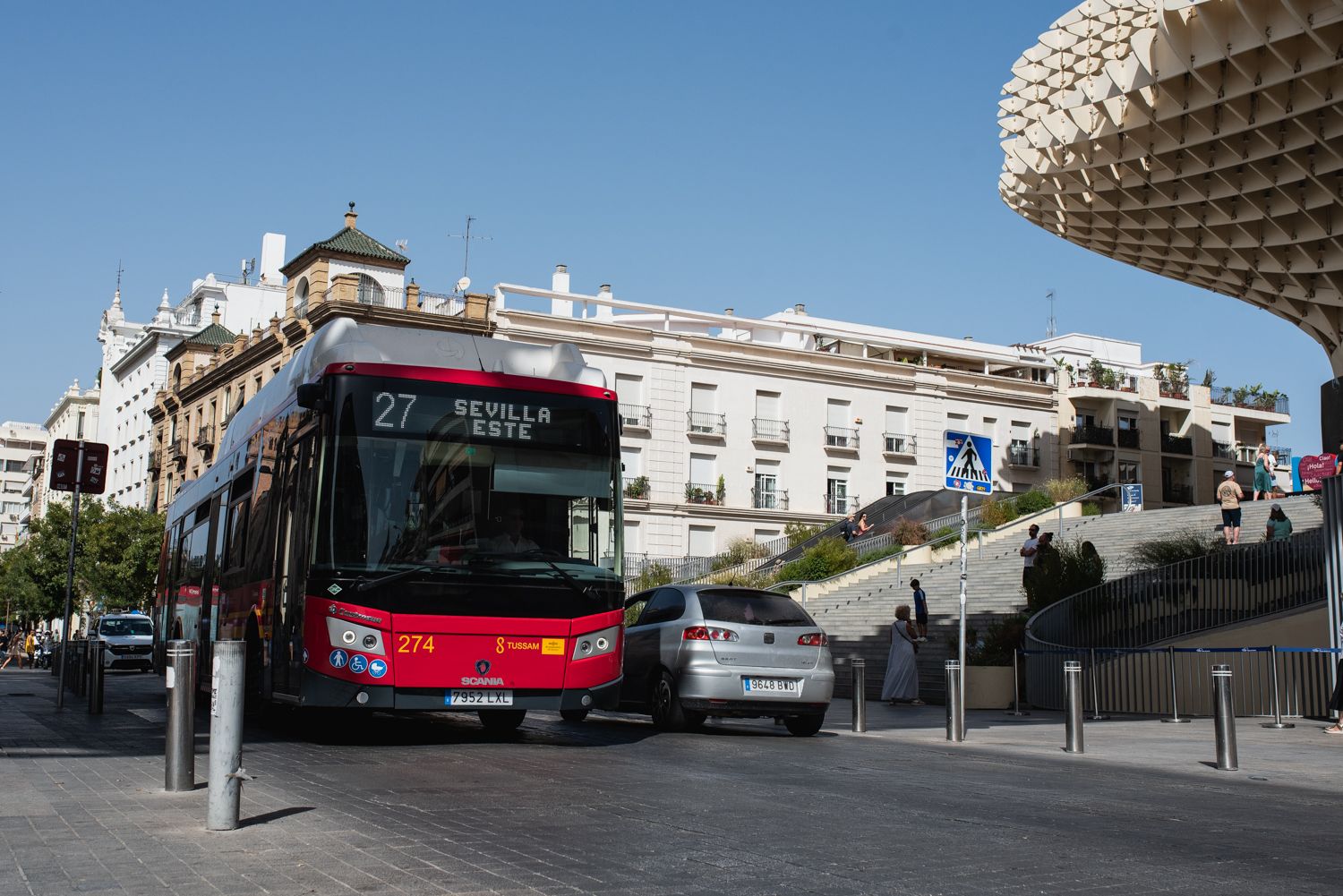 Un autobús de Tussam, por el centro de Sevilla.