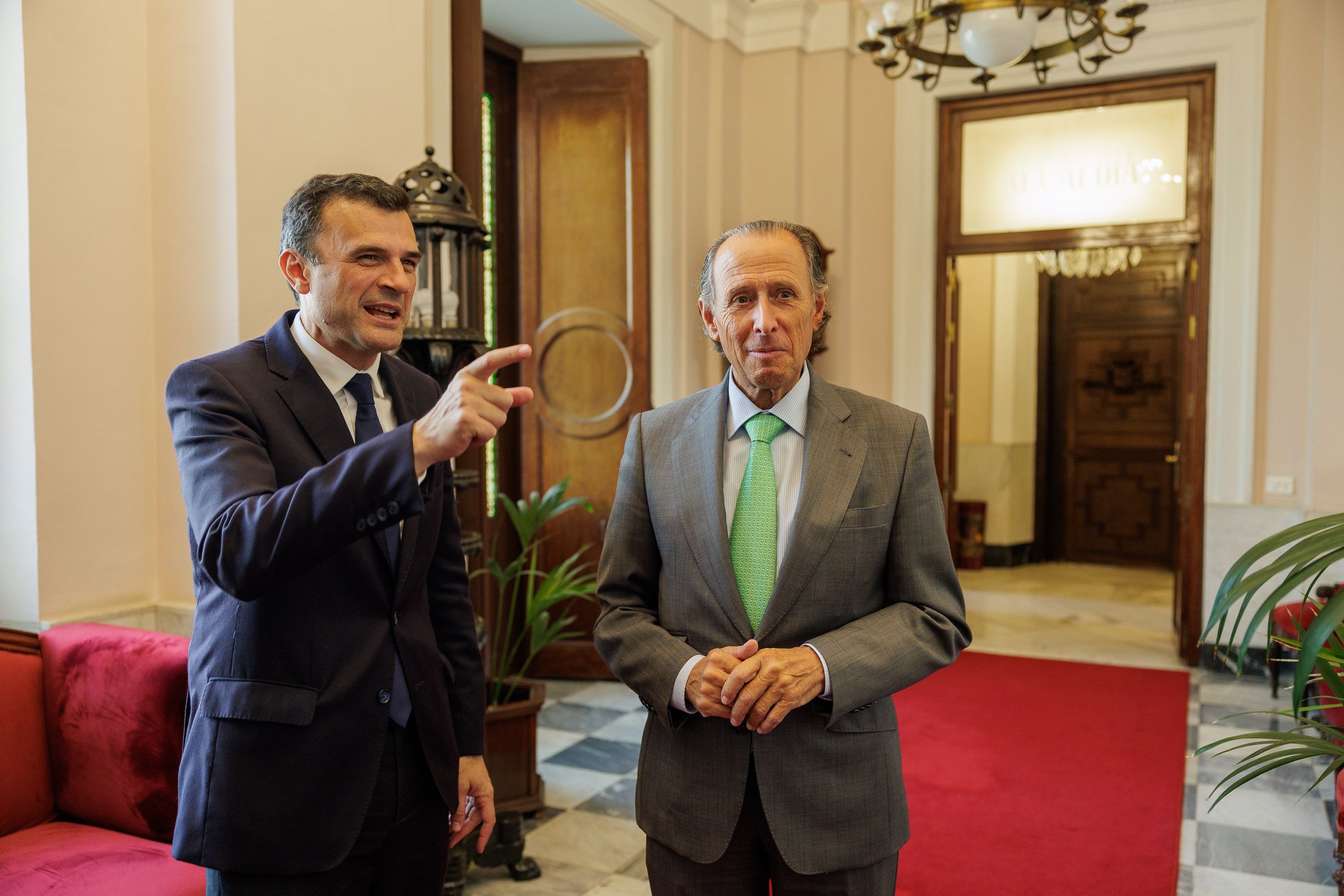 Bruno García, alcalde de Cádiz, y José María Román, alcalde de Chiclana, en el Ayuntamiento gaditano.