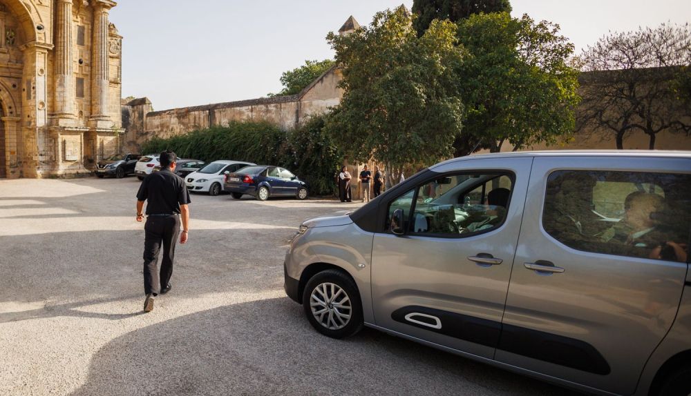 El vehículo con las religiosas llegando a La Cartuja. 