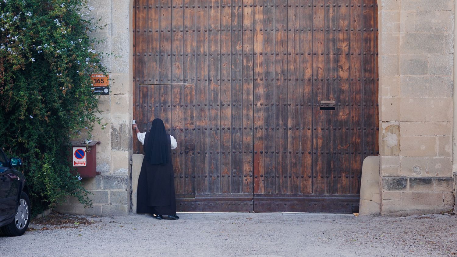 Una de las religiosas recién llegadas llamando a la puerta del monasterio.