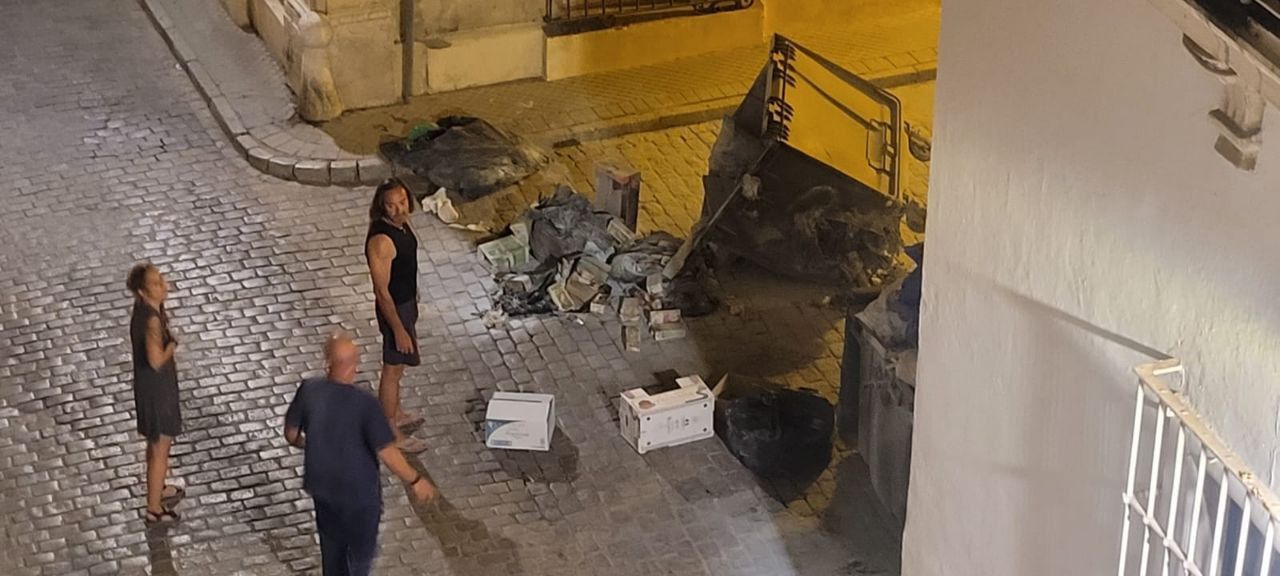 Vecinos, indignados tras el incendio de los contenedores en la calle Francos de Jerez.