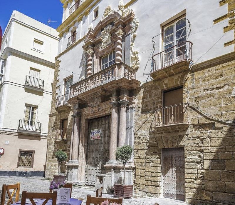 Fachada principal de la Casa del Almirante, construida en 1685. Nuevas obras resucitan el sueño de un hotel de lujo en el corazón de Cádiz.