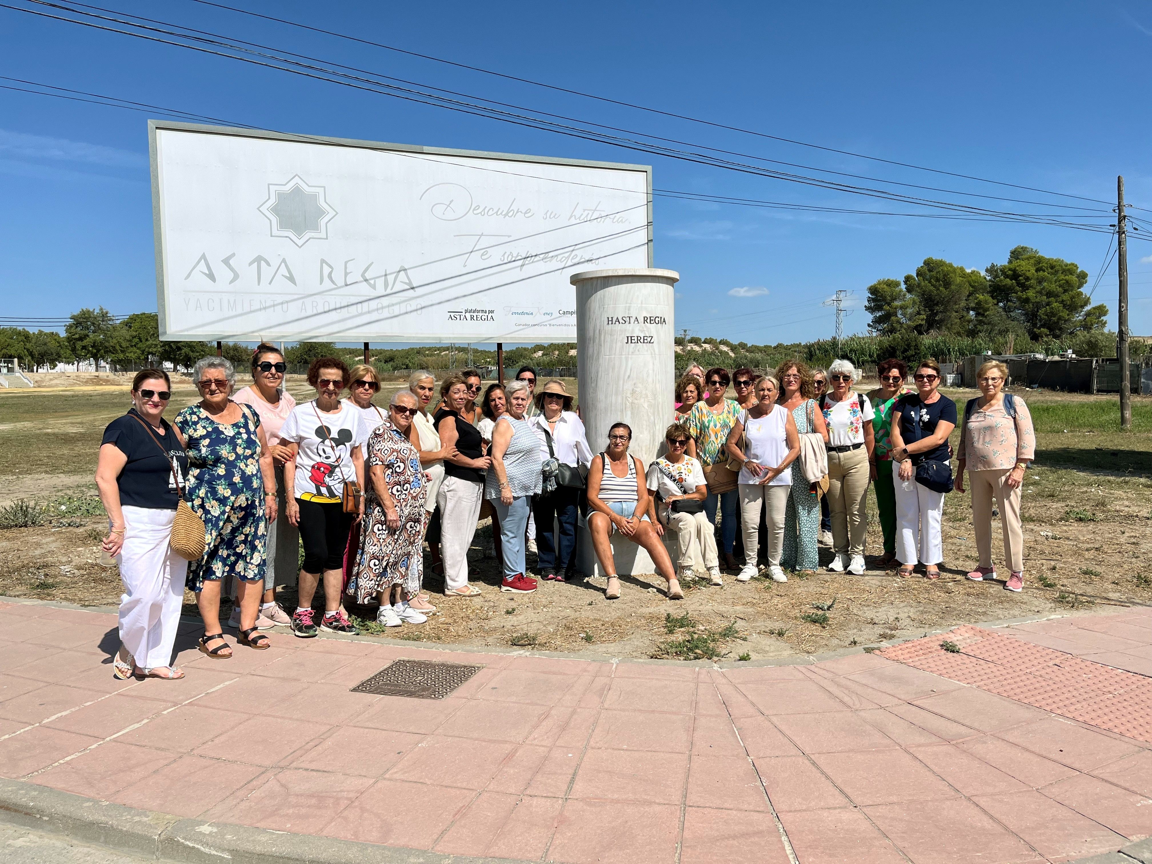 Los participantes en la Jornada Jacobea ante el hito de Asta Regia. 