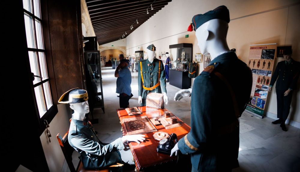 Una mesa de trabajo de la guardia Civil con tres maniquíes uniformados.