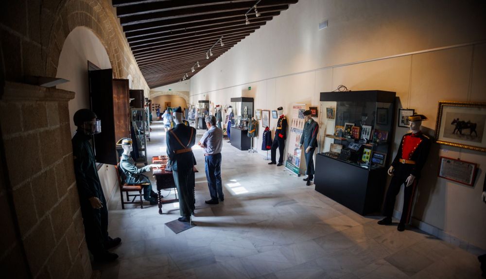 Vista general de la exposición en los Claustros de Santo Domingo.