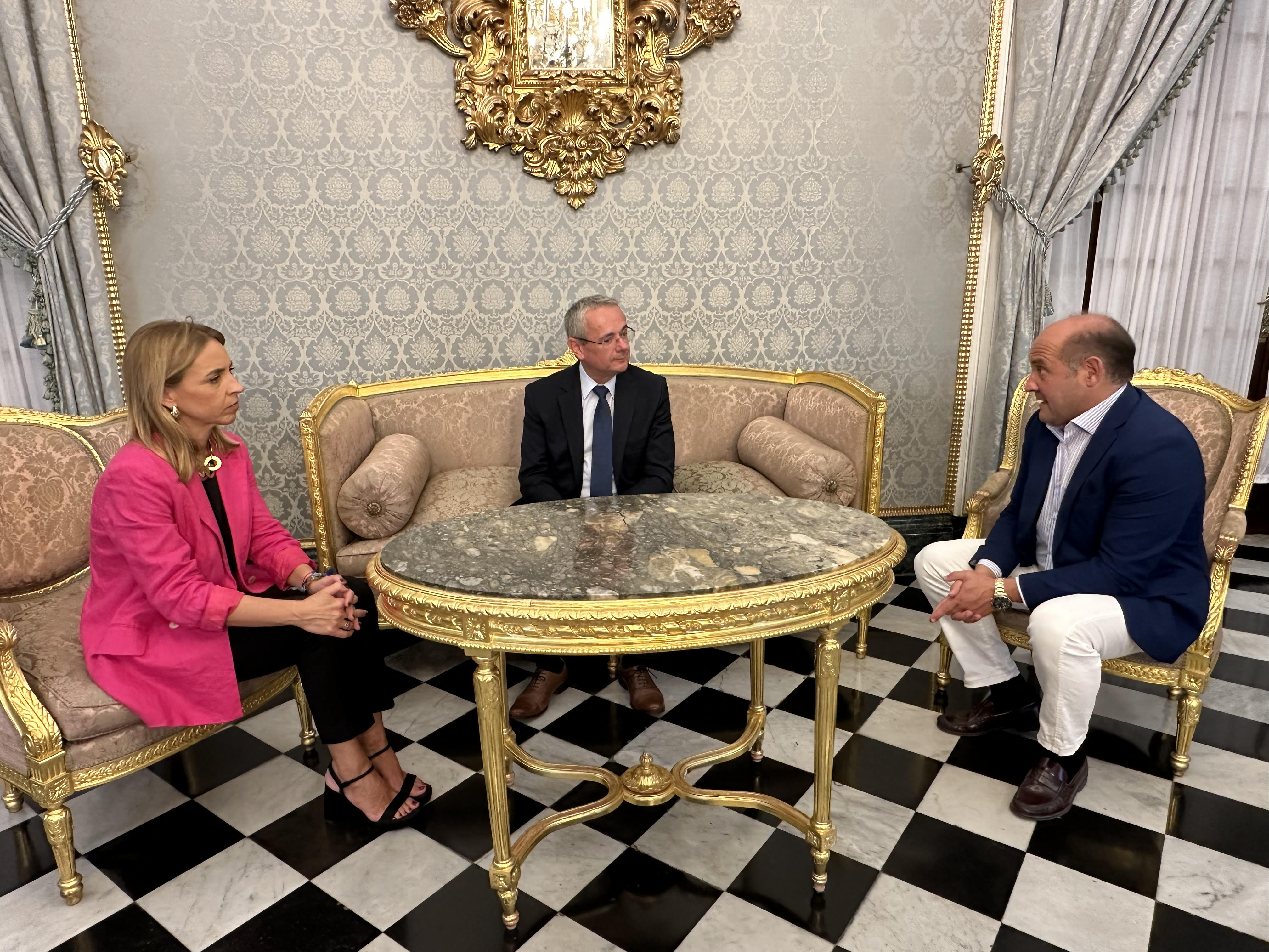 Almudena Martínez y Juancho Ortiz conversan con el embajador de Eslovenia en España.