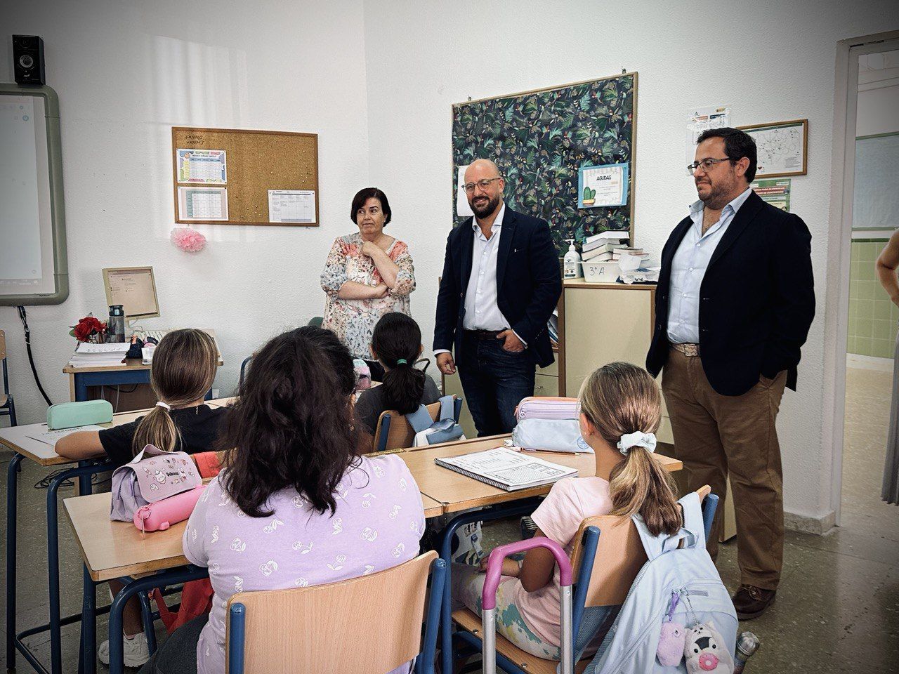 Visita del alcalde, Germán Beardo, al CEIP José Luis Poullet de El Puerto.