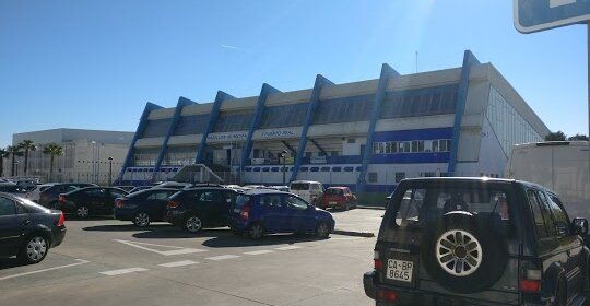 Imagen de archivo de la fachada principal del polideportivo clausurado hace dos años.