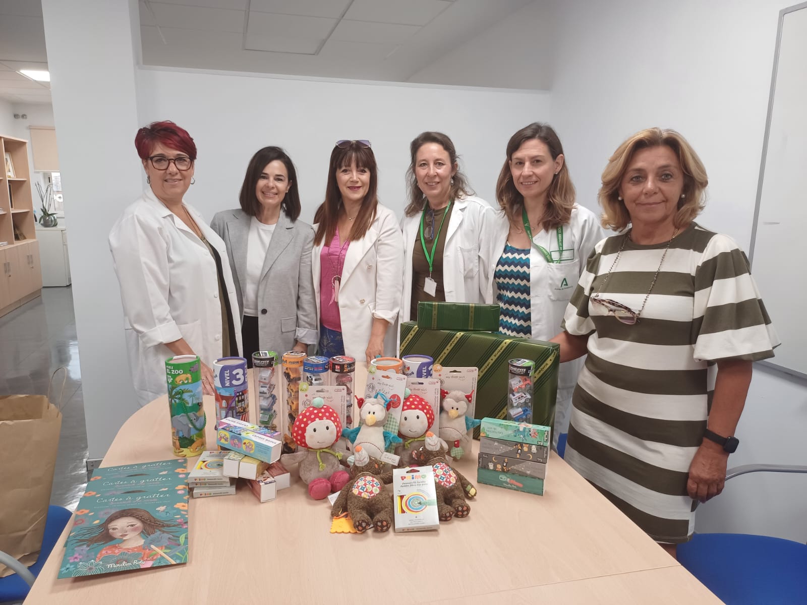 Cumpleaños con regalos en el Hospital de Jerez. La gerente del Área, la presidenta de ITS en la entrega de juguetes.