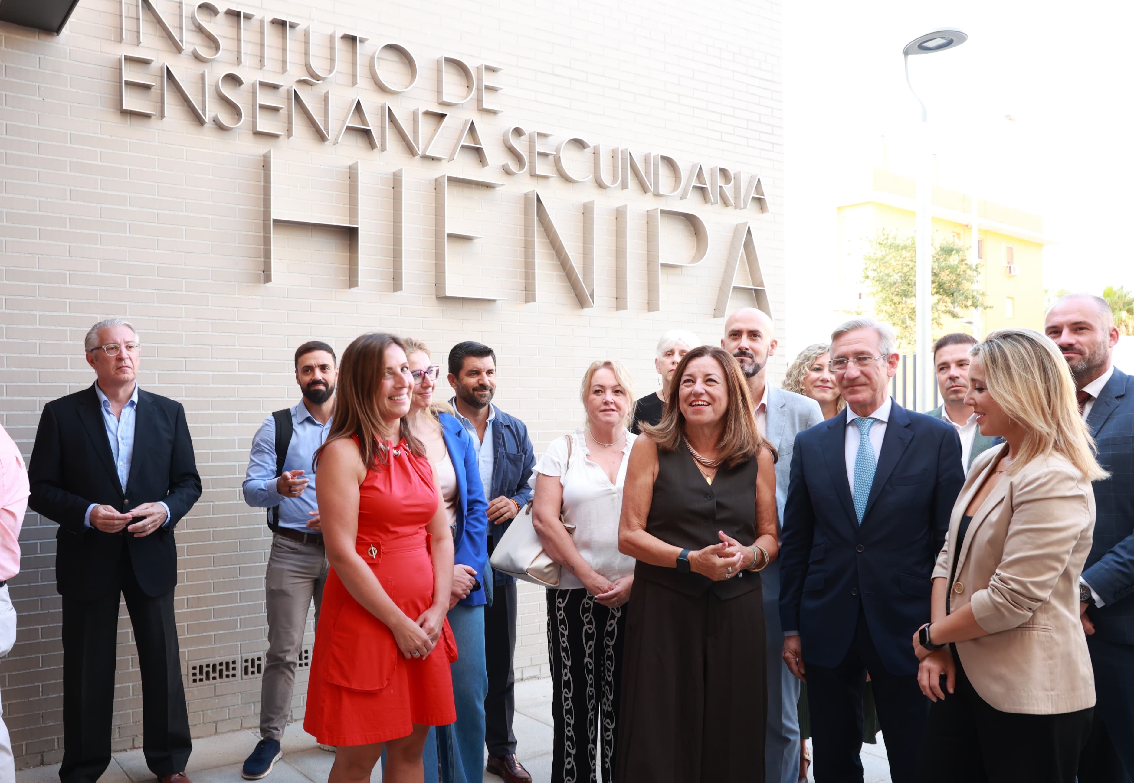 La consejera y autoridades en la inauguración del instituto.