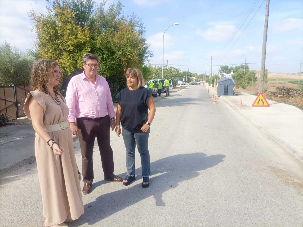 Susana Sánchez y José Ángel Aparicio han visitado las obras que se llevan a cabo en las calles de Rajamancera, en el Jerez rural, con cargo al PFEA.