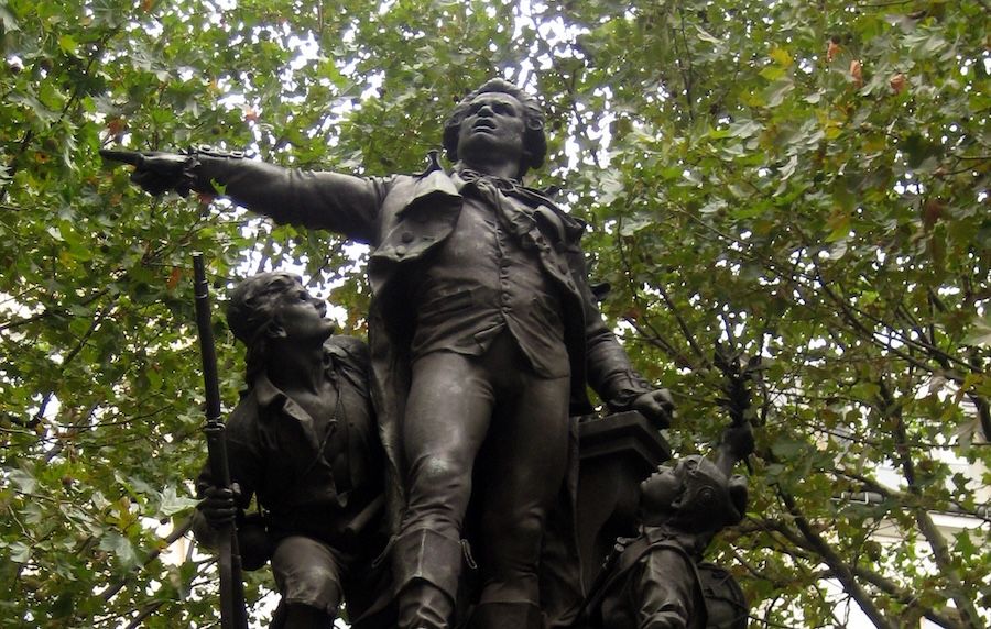 Contra las películas de buenos y malos. En la imagen, estatua de Danton.