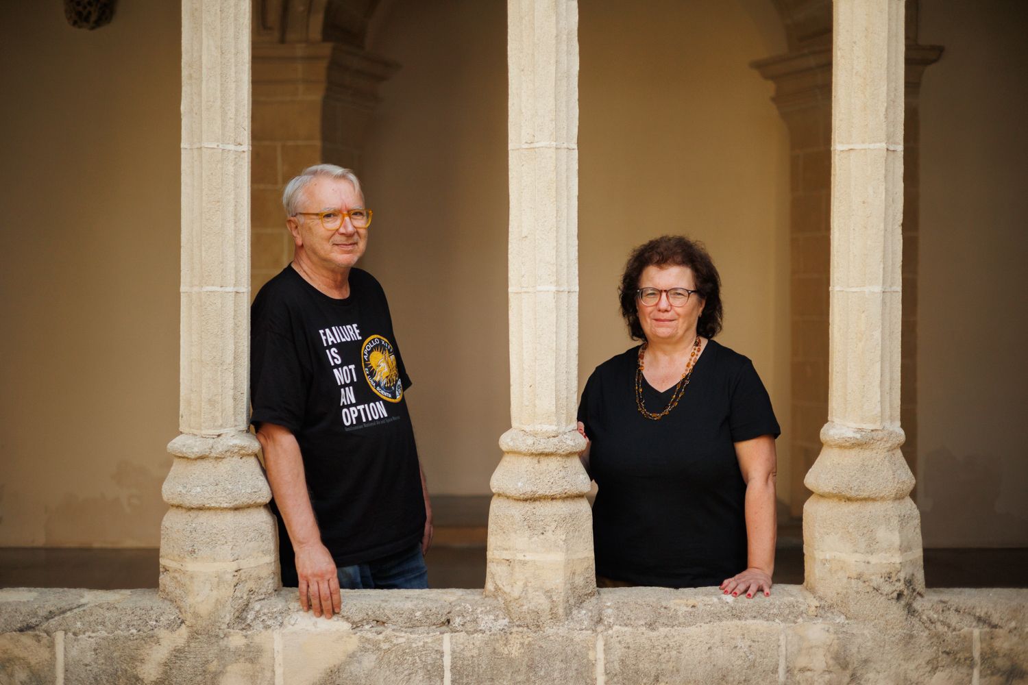 Joaquín Casas y Margarita Martín Ortiz, del Ateneo Siglo XXI, en los Claustros de Santo Domingo.