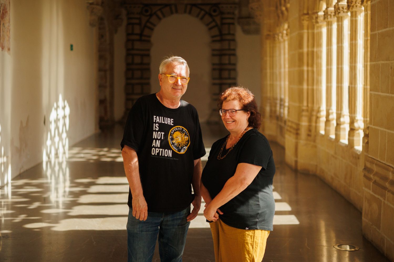 Joaquín Casas y Margarita Martín Ortiz posan para lavozdelsur.es en los Claustros de Santo Domingo.