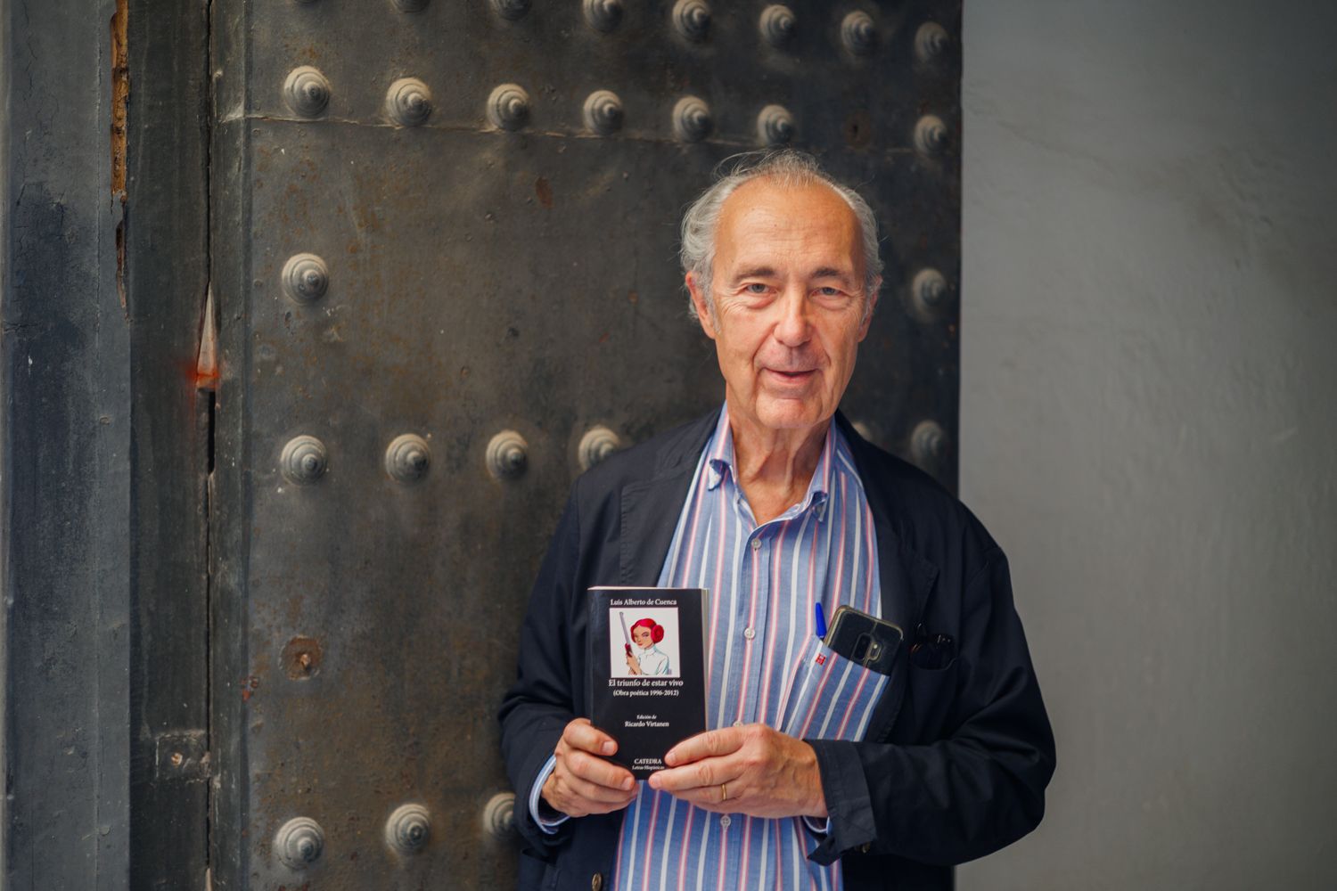 Luis Alberto de Cuenca, con su último libro. 