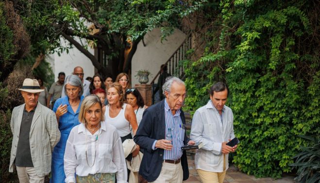 El escritor, acompañada de las personas que acudieron a la presentación.