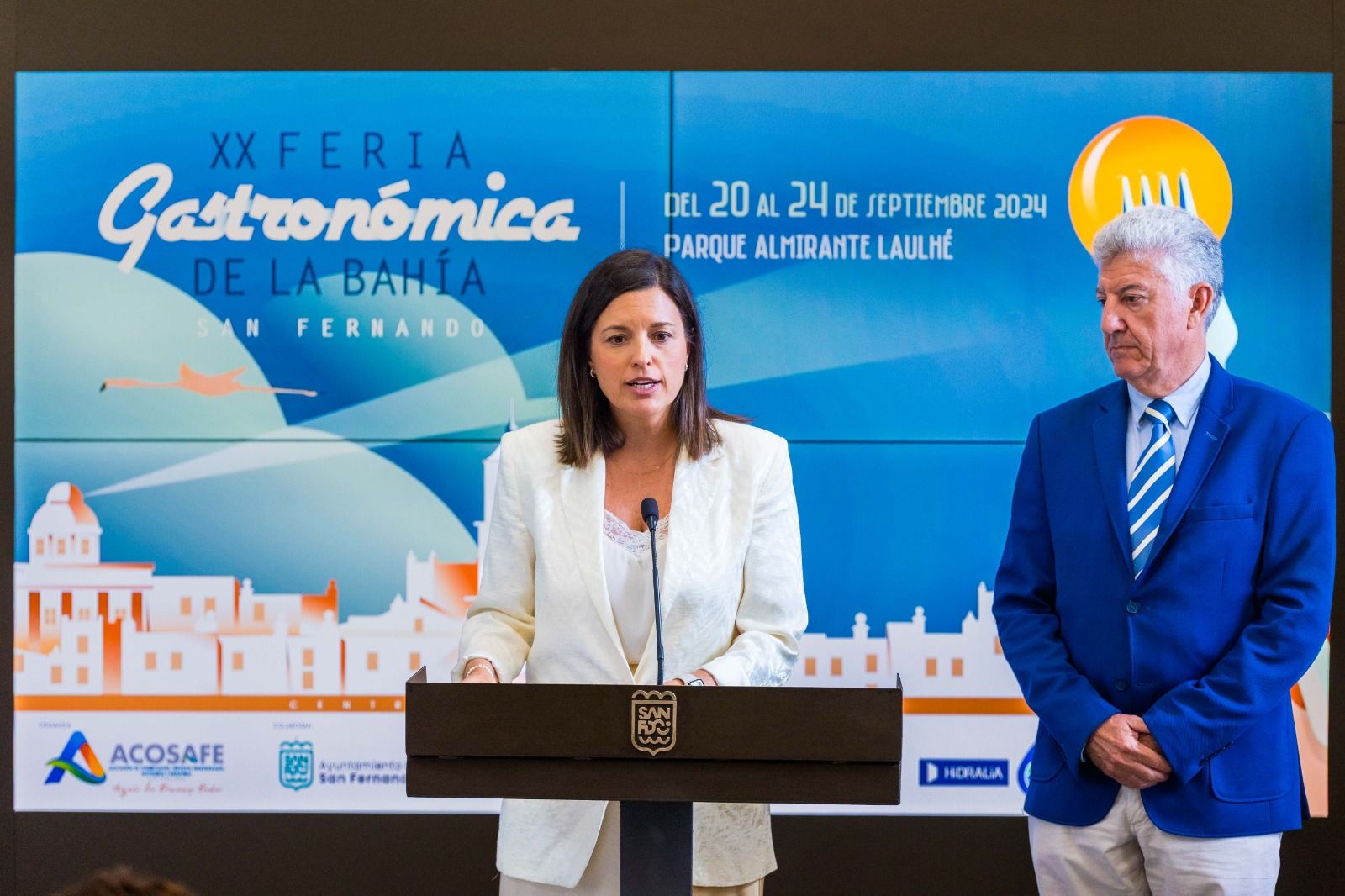 La alcaldesa presentando la Feria Gastronómica de la Bahía.