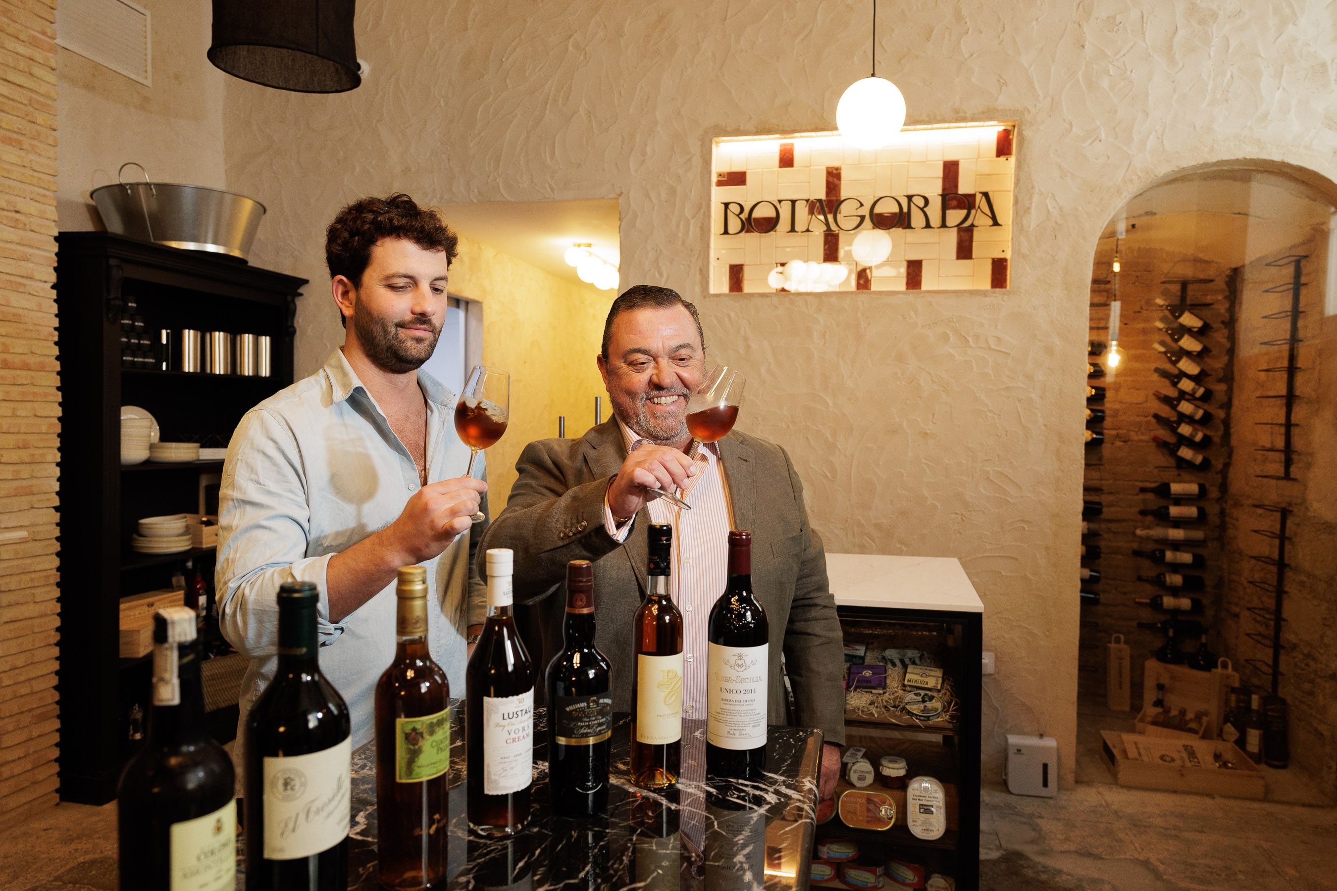 José Ignacio Martín Osborne y Rafael Romero degustan una copa de amontillado en Botagorda durante la visita de lavozdelsur.es