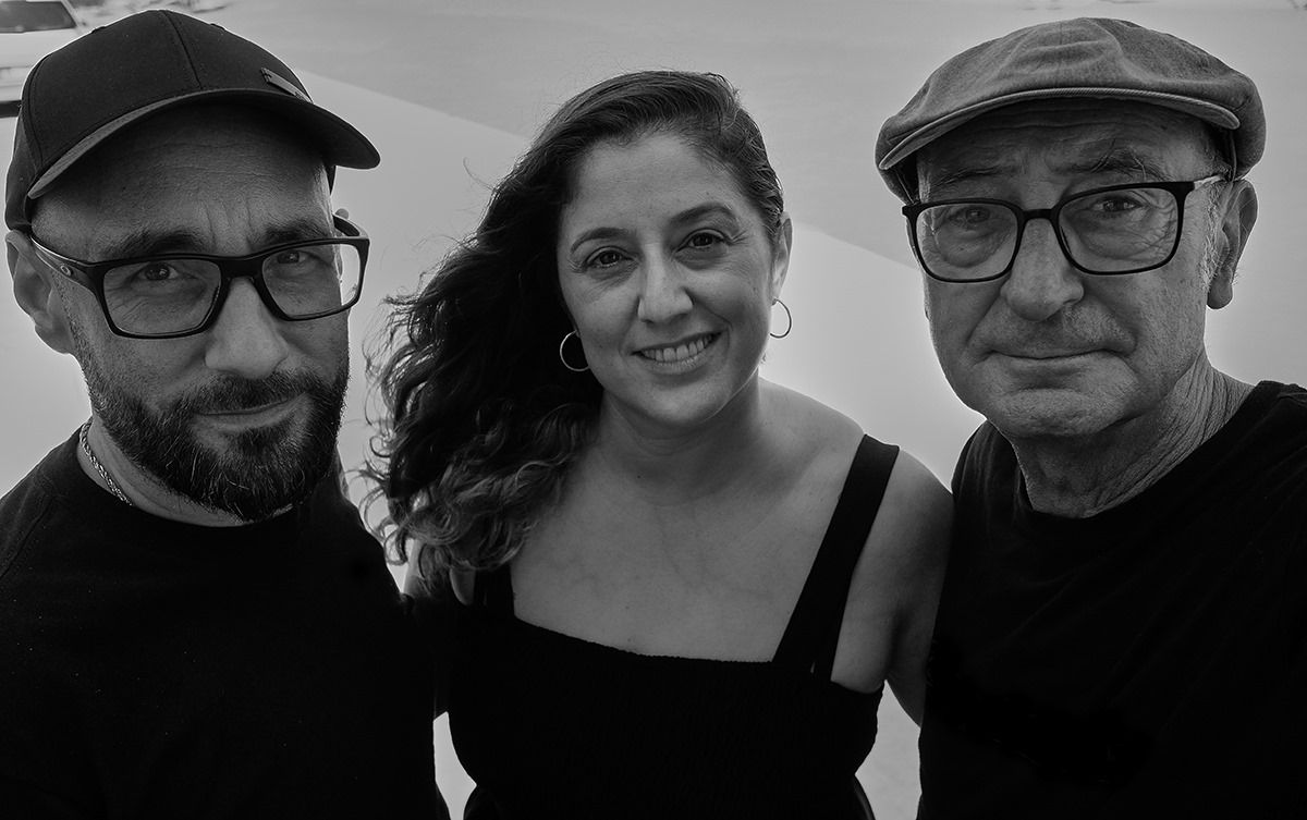 Yolanda Marín, la voz protagonista del documental, entre Francisco Artacho y José Luis Tirado. Este fin de semana se estrena en Barbate y Vejer.