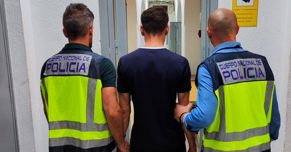 El individuo detenido en Córdoba, junto a dos agentes de la Policía Nacional.