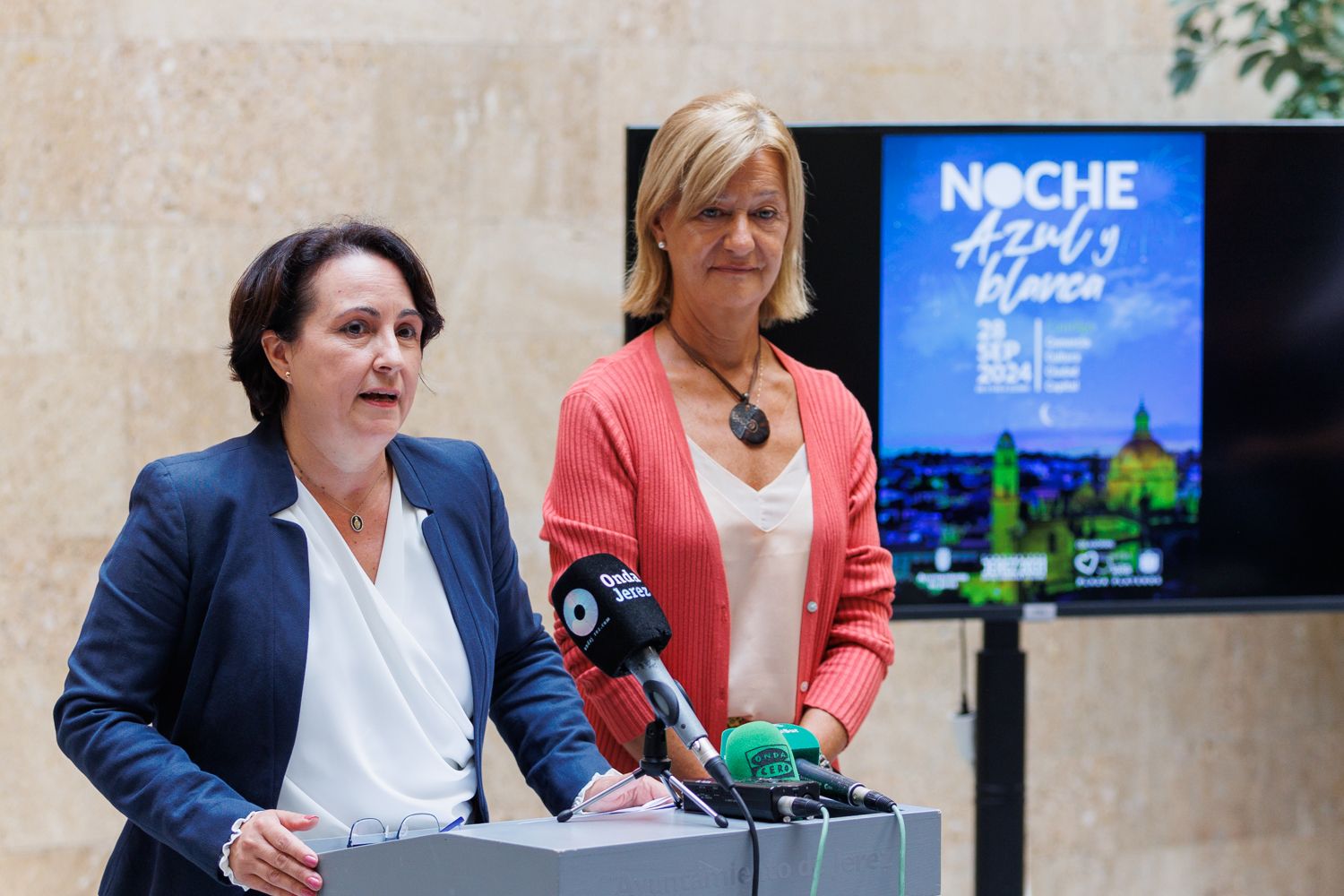 Nela y Carmen Pina durante la rueda de prensa.